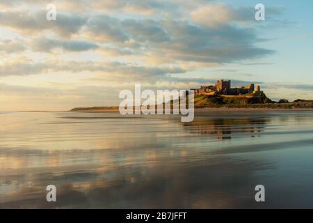 Sonnenaufgang am Bamburgh Beach Stockfoto