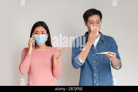 Besorgte Frau In Medizinischer Maske Wegen Krankem Freund Zum Arzt Aufruft Stockfoto
