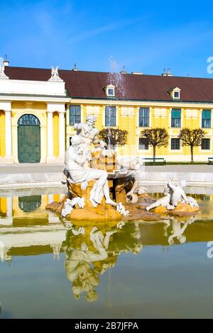 Wien, Österreich Brunnen mit Donau-, Inn- und Enns-Statuen im Schloss Schönbrunn Stockfoto