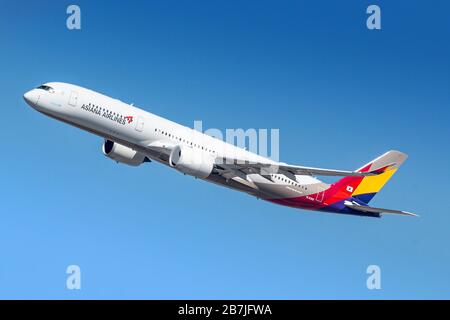 New York, USA - 1. März 2020: Asiana Airlines Airbus A350-900 Flugzeug am Flughafen New York John F. Kennedy (JFK) in den USA. Airbus ist ein Flugzeug mA Stockfoto