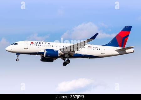 New York, USA - 29. Februar 2020: Flugzeug Delta Air Lines A220-100 am Flughafen New York John F. Kennedy (JFK) in den USA. Airbus ist ein Flugzeughersteller Stockfoto
