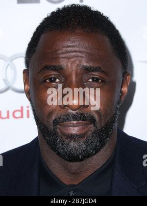 (DATEI) Idris Elba testet positiv auf Coronavirus COVID-19. Idris Elba habe positiv auf Coronavirus getestet, sagte der Schauspieler am Montag, 16. März 2020 auf Twitter. HOLLYWOOD, LOS ANGELES, KALIFORNIEN, USA - 10. NOVEMBER: Schauspieler Idris Elba kommt zum AFI-FEST 2013 - 'Mandela: Long Walk to Freedom' Special Screening am 10. November 2013 im American Cinematheque's Egyptian Theatre in Hollywood, Los Angeles, Kalifornien, Vereinigte Staaten. (Foto von Xavier Collin/Image Press Agency) Stockfoto