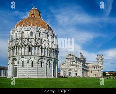 Das Pisa-Baptisterium des heiligen Johannes auf der Piazza dei Miracoli, in der Nähe des Duomo di Pisa und des freistehenden campanile der Kathedrale, des berühmten Schiefen Tow Stockfoto