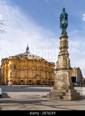 Blick auf den Bristol Square und die McEwan Hall auf dem Campus der Universität Edinburgh in Edinburgh, Schottland, Großbritannien Stockfoto