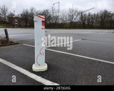 Aarhus, Dänemark - 16. März 2020: Ladestände für Elektroautos, Parkplatz mit elektrischen Ladeständen. Stockfoto