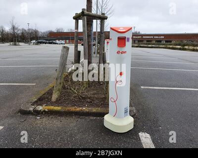 Aarhus, Dänemark - 16. März 2020: Ladestände für Elektroautos, Parkplatz mit elektrischen Ladeständen. Stockfoto