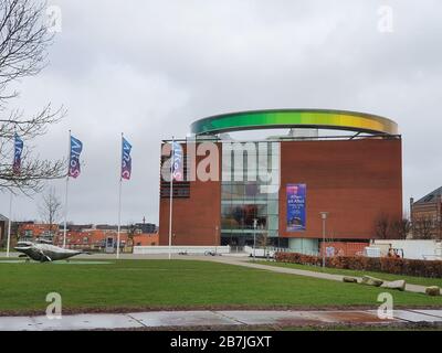 Aarhus, Dänemark - 16. März 2020: Aros Aarhus Kunstmuseum Gebäude gegen Himmel, das Aros Gebäude mit dem grünen Gras davor. Stockfoto