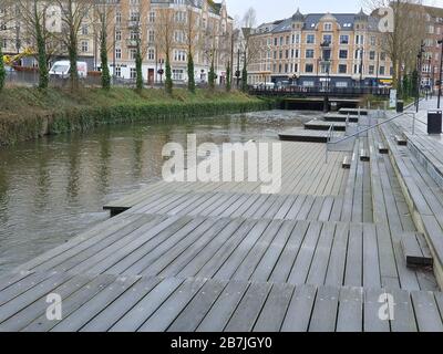 Aarhus, Dänemark - 16. März 2020: Eine Brücke entlang eines Flusses in Århus, Stockfoto