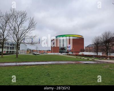 Aarhus, Dänemark - 16. März 2020: Aros Aarhus Kunstmuseum Gebäude gegen Himmel, das Aros Gebäude mit dem grünen Gras davor. Stockfoto