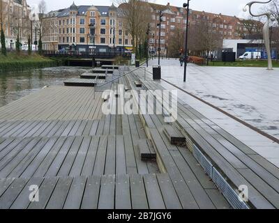 Aarhus, Dänemark - 16. März 2020: Eine Brücke entlang eines Flusses in Århus, Stockfoto