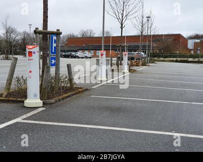 Aarhus, Dänemark - 16. März 2020: Ladestände für Elektroautos, Parkplatz mit elektrischen Ladeständen. Stockfoto