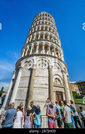 Der campanile, der freistehende Kirchturm der Kathedrale von Pisa an der Piazza dei Miracoli, der berühmte Schiefe Turm von Pisa, Toskana, Italien Stockfoto
