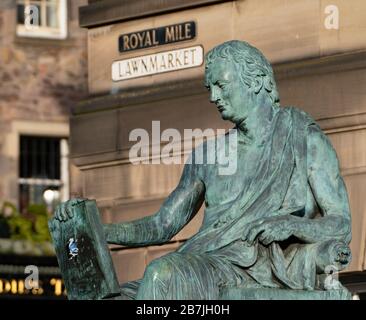 Statue von David Hume auf der Royal Mile in Edinburgh Old Town, Schottland, Großbritannien Stockfoto