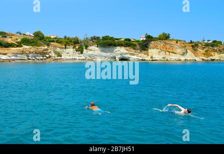 Anissaras Crete, Griechenland - 11. Juni 2019: Touristen, die am Strand von Anissaras auf der Insel Kra schwimmen, die größte und bevölkerungsreichste der griechischen Inseln Stockfoto