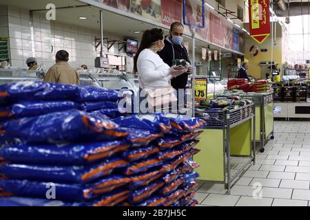 Kairo, Ägypten. März 2020. Menschen, die am 16. März 2020 in einem Supermarkt in Kairo, Ägypten Gesichtsmasken tragen. Ägypten hat 126 Fälle von Coronavirus bestätigt, darunter zwei Todesfälle. Credit: Ahmed Gomaa/Xinhua/Alamy Live News Stockfoto