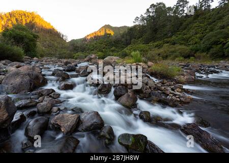 Letztes Licht über den Ohinemuri River in der Karangahake Gorge, Neuseeland Stockfoto