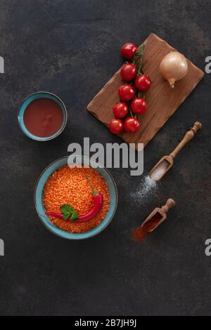 Rote Linsen, Tomaten, Zwiebel, Tomatenmark und Gewürze, Zutaten für die Zubereitung von Cremetuppen Stockfoto