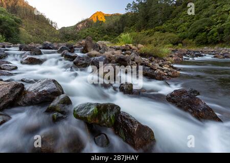 Letztes Licht über den Ohinemuri River in der Karangahake Gorge, Neuseeland Stockfoto