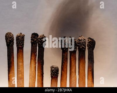 Matchstäbchen brennen, ein Stück verhindert, dass sich das Feuer ausbreitet - das Konzept, wenn es zu spät ist, um die Ausbreitung des Coronavirus zu verhindern: Isolation, Aufenthalt Stockfoto
