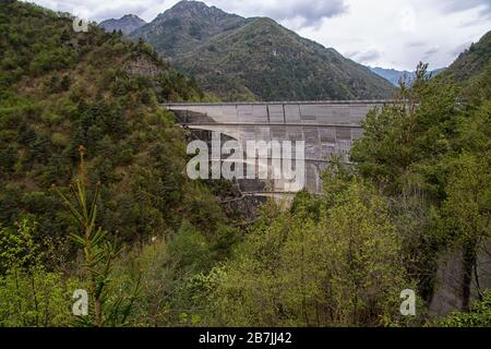 Staudamm auf Lago di Valvestino in Italien Stockfoto