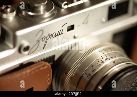 Blick auf die russische Zorki 4 Jahre alte alte manuelle Filmkamera aus altem Silber als klassisches Retro-Fotografiekonzept Stockfoto