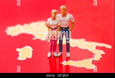 Abbildungen des Paares auf einer Karte Italiens. Stockfoto