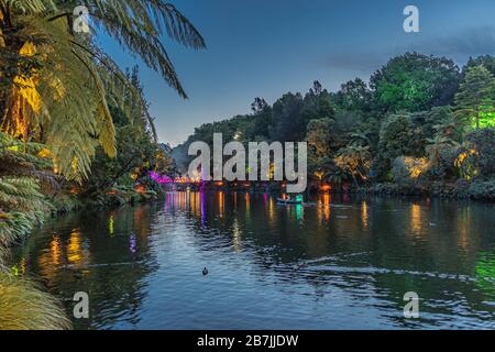 Beleuchtung auf dem Wasser beim New Plymouth Festival of Lights Stockfoto