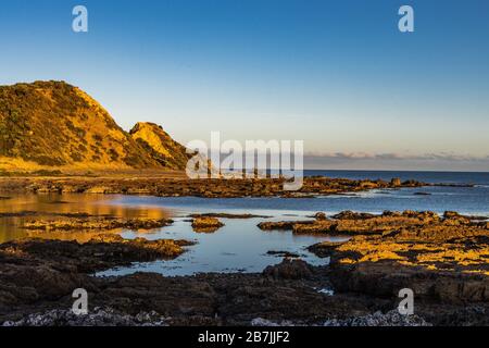 Sonnenschein am frühen Morgen auf dem Meer und auf der Landzunge Stockfoto
