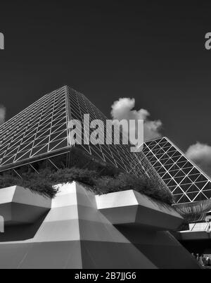 Orlando, Florida/Vereinigte Staaten von Amerika - 17. August 2017: Glaspyramiden der Imagination! Gebäude im Epcot Center, früher Weg in die Imagination. Stockfoto