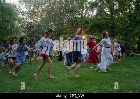 Kiew, Ukraine - 06. Juli 2018: Frauen führen einen Tanz, um den traditionellen slawischen Urlaub von Iwan Kupala zu feiern Stockfoto