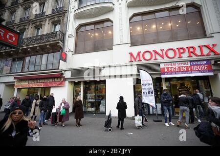 Paris, Frankreich. März 2020. Am 16. März 2020 warten die Menschen in der Nähe des Einkaufsviertels Bonne Nouvelle in Paris, Frankreich. Nur wenige Menschen wanderten am Montag durch die Straßen der Stadt, bevor der französische Präsident Macron wegen des Coronavirus für 15 Tage eine Sperre erklärte. Einige der Menschen tauchten in Panik auf, und die Frau darunter schrie den Fotografen an, ein Bild zu machen. (Foto von Daniel Brown/Sipa USA) Credit: SIPA USA/Alamy Live News Stockfoto