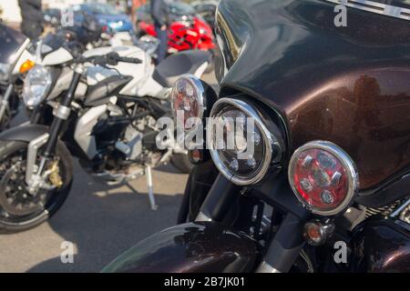 Klassischer Motorradscheinwerfer oder Scheinwerfer auf dem Parkplatz. Transport Stockfoto