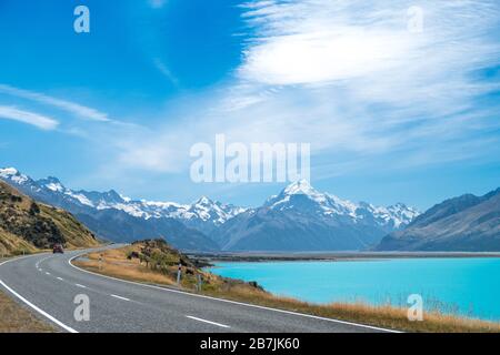 Straße und Lake Pukaki mit Blick auf den Mount Cook National Park, South Island, Neuseeland Stockfoto