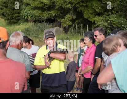 "Backyard Kiwi"-Vertreter mit Kiwi, ausgestattet mit einem Funkgerät in der lokalen Kiwi-Version, Parua Bay in der Nähe von Whangarei, North Island, Neuseeland Stockfoto