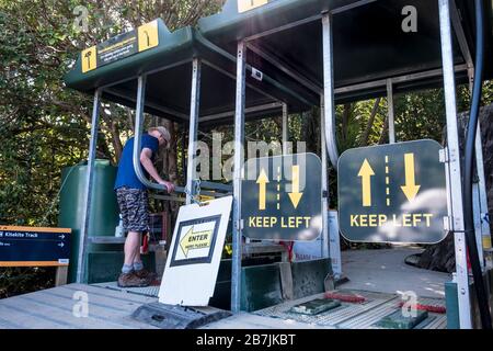Feet war ein Zentrum zur Kontrolle von Kauri Tree Dieback durch Pilzpathogene, KiteKite Falls Trail, Piha- Auckland, North Island, Neuseeland Stockfoto