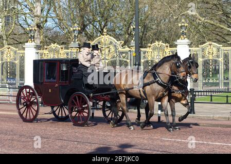 Leerer Royal Coach, der am Buckingham Palace vorbeikommt, ohne dass Touristen wegen COVID 19, London, 16. märz 2020 zuschauen Stockfoto