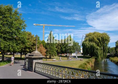 Victoria Square Park in der Innenstadt mit Menschen, die Park mit Bauarbeiten von Erdbebenreparatur, Christchurch, Canterbury, South Island, New Zeala genießen Stockfoto