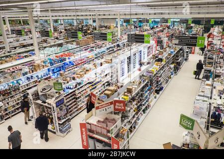 Shopping,Einkäufer,Regal,Regale,at,riesig,Asda,Supermarkt,Geschäft,Einzelhandel,Outlet,Handelstherapie,in,Shirley,Solihull,Birmingham,West Midlands,England,Großbritannien, Stockfoto