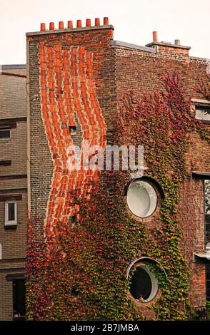 Modernes rotes Backsteinhaus Montmartre Paris Frankreich Stockfoto