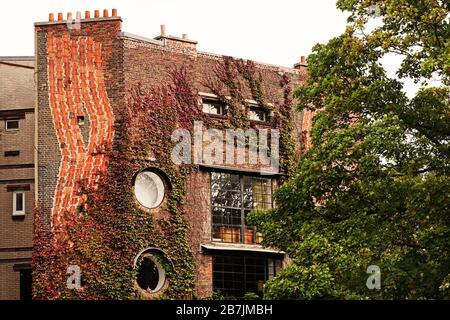 Modernes rotes Backsteinhaus Montmartre Paris Frankreich Stockfoto