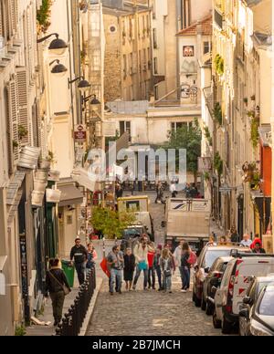 Touristen klettern Rue Tholoze Montmartre Paris Frankreich Stockfoto