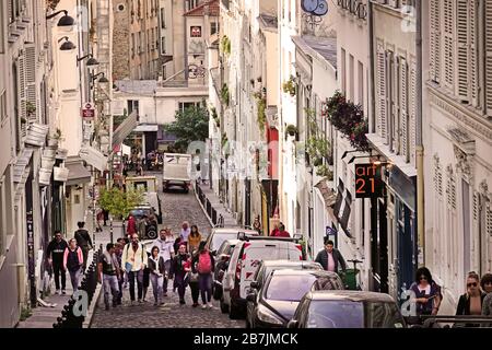 Touristen klettern Rue Tholoze Montmartre Paris Frankreich Stockfoto