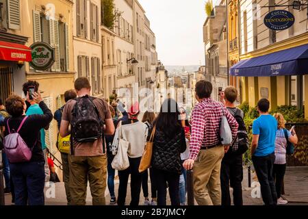 Touristen klettern Rue Tholoze Montmartre Paris Frankreich Stockfoto