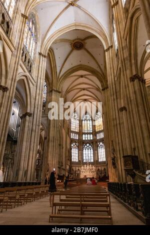 Blick auf das Mittelschiff in Richtung Altar im Dom St. Peter in Regensburg, Bayern, Deutschland. Stockfoto