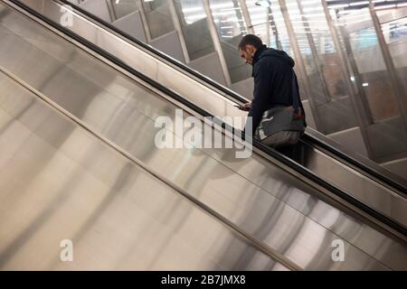 Mann auf Rolltreppe in Paris Frankreich Bahnhof Stockfoto