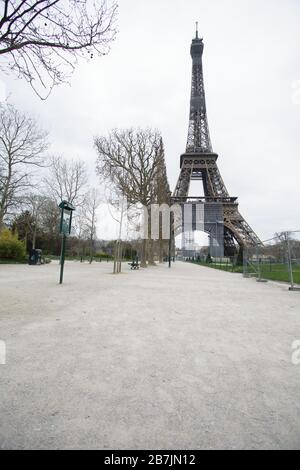 Paris, Frankreich. März 2020. Am Nachmittag des 16. März 2020 sind am Eiffelturm in Paris, Frankreich, leere Wege und Rasenflächen zu sehen. Nur wenige Menschen wanderten am Montag durch die Straßen der Stadt, bevor der französische Präsident Macron wegen des Coronavirus für 15 Tage eine Sperre erklärte. (Foto von Daniel Brown/Sipa USA) Credit: SIPA USA/Alamy Live News Stockfoto