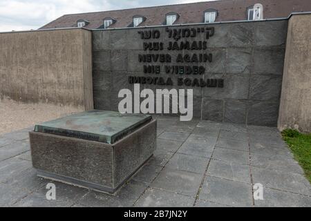 "Nie wieder" in fünf Sprachen auf der unbekannten Häftlings-Gedenkstätte im ehemaligen NS-deutschen KZ Dachau-München. Stockfoto
