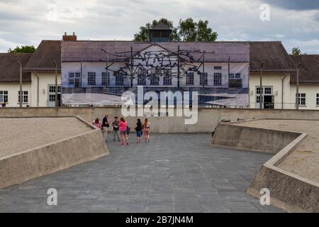 Gedächtnisskulptur von Nandor Glid im ehemaligen NS-Konzentrationslager Deutscher Dachauer, München, Deutschland. Stockfoto