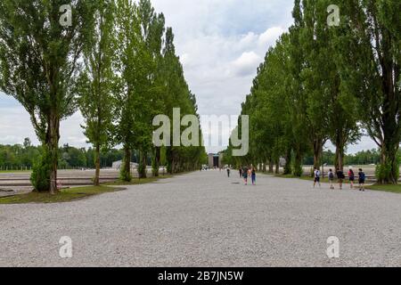 Allgemeiner Blick entlang der zentralen Lagerstraße im ehemaligen NS-deutschen KZ Dachau-München. Stockfoto