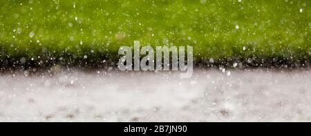 Starker Regen spritzt in einer Pfütze Stockfoto